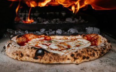 Pizza brûlée et croûte pas assez cuite dans le four à pizza : 3 raisons et une tonne de solutions